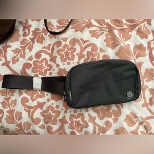 Lululemon everywhere belt bag